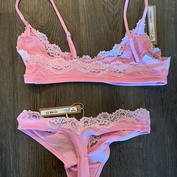 SKIMS Fits Everybody Lace
Scoop Bralette and Thong bundle Bubblegum color - Picture 11 of 13